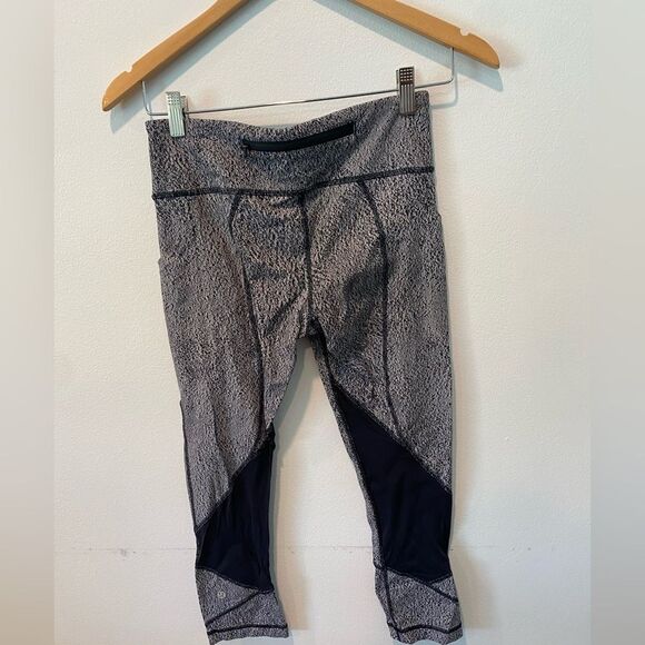 Lululemon Outrun 17" Power Luxtreme Spray Jacquard White Black Crop Pant 6 - Picture 5 of 7